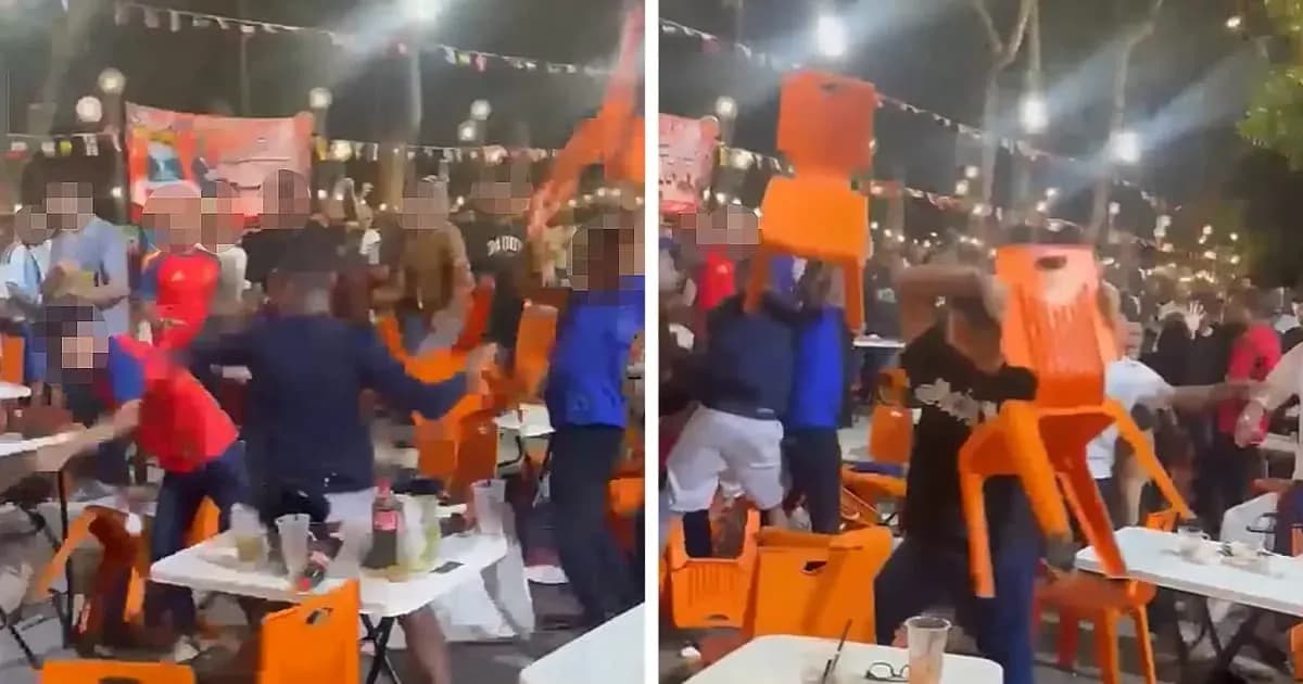 Personas lanzando sillas en un bar abarrotado
