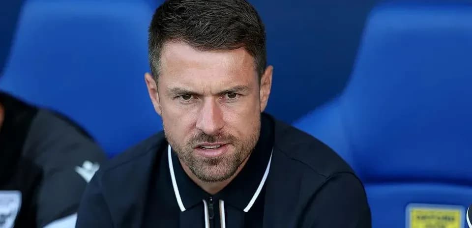 Entrenador sentado en el banquillo durante el partido