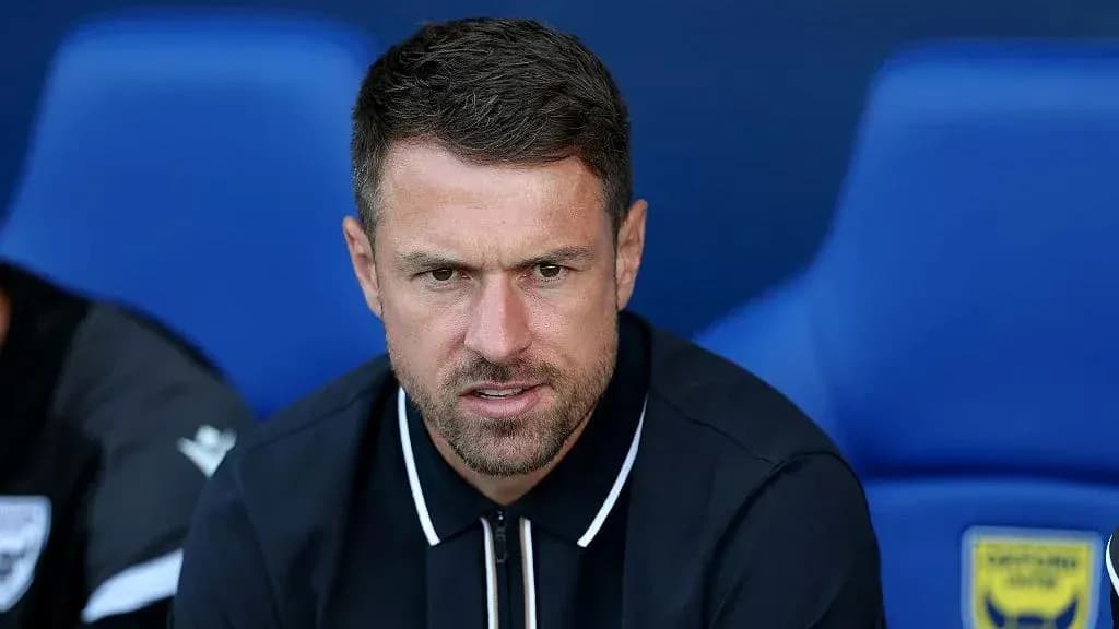 Entrenador sentado en el banquillo durante el partido