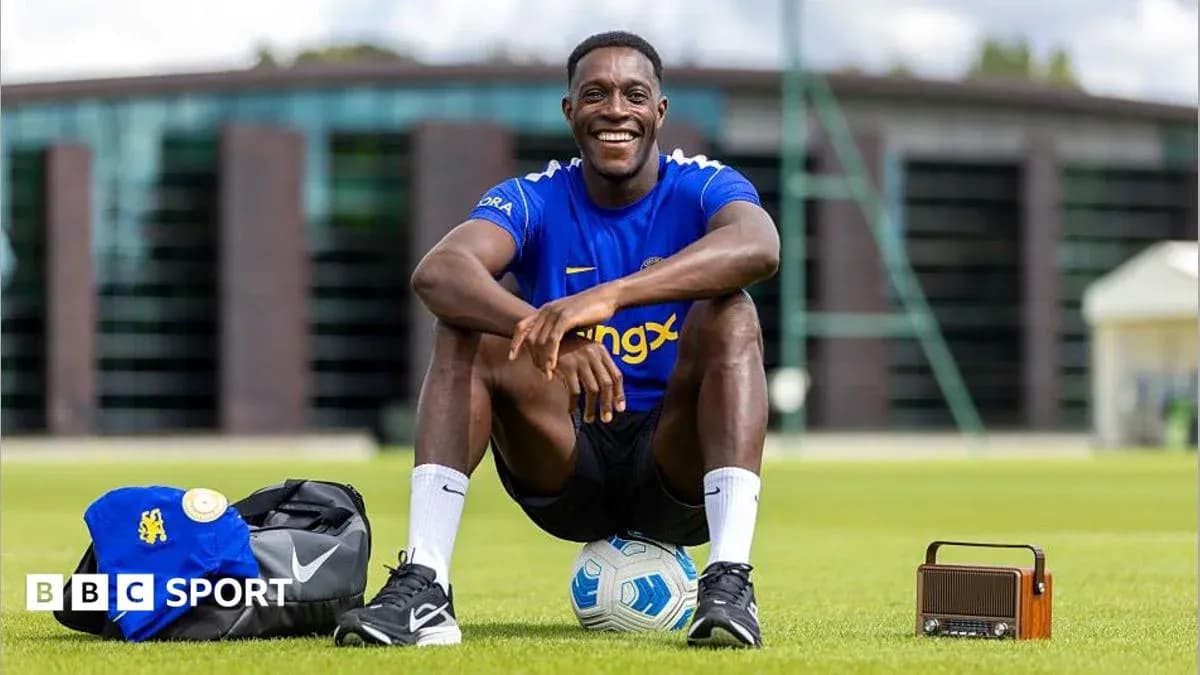 Jugador sonriendo sentado en campo de entrenamiento