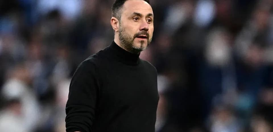 Entrenador dirigiendo al equipo desde la línea de banda