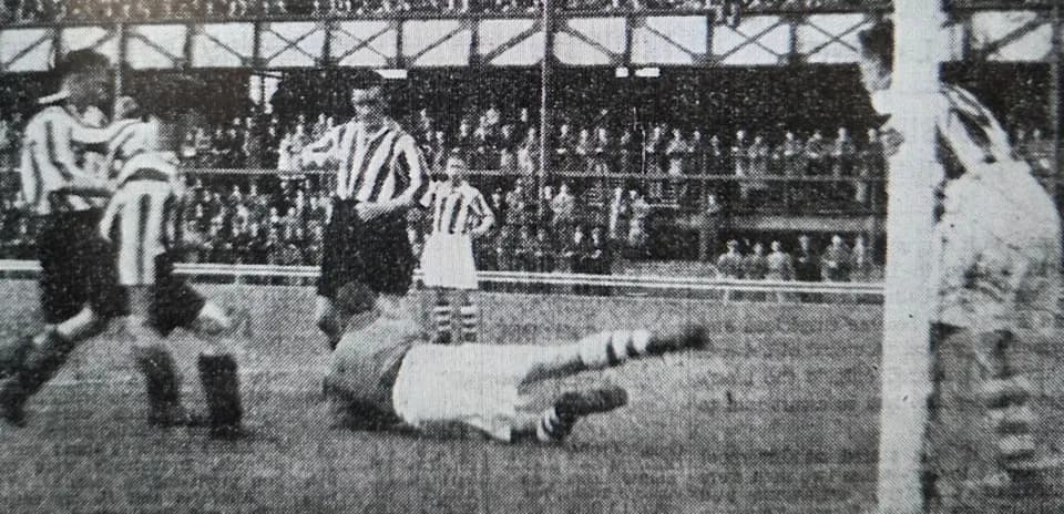Jugadores disputando el balón en un partido de fútbol