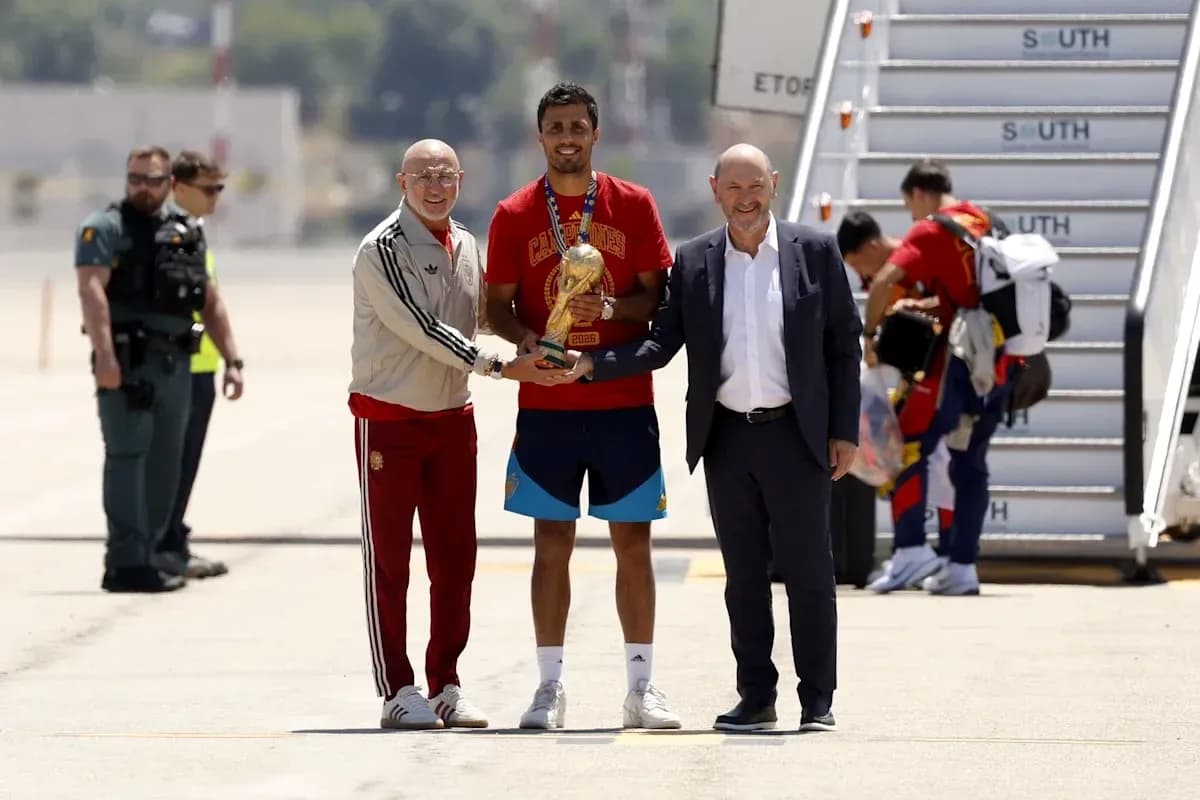 Jugador recibiendo trofeo en aeropuerto con autoridades