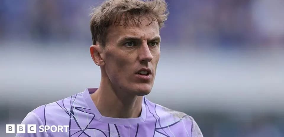 Portero con camiseta morada en acción