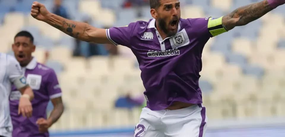 Jugador de Universidad de Concepción celebrando un gol