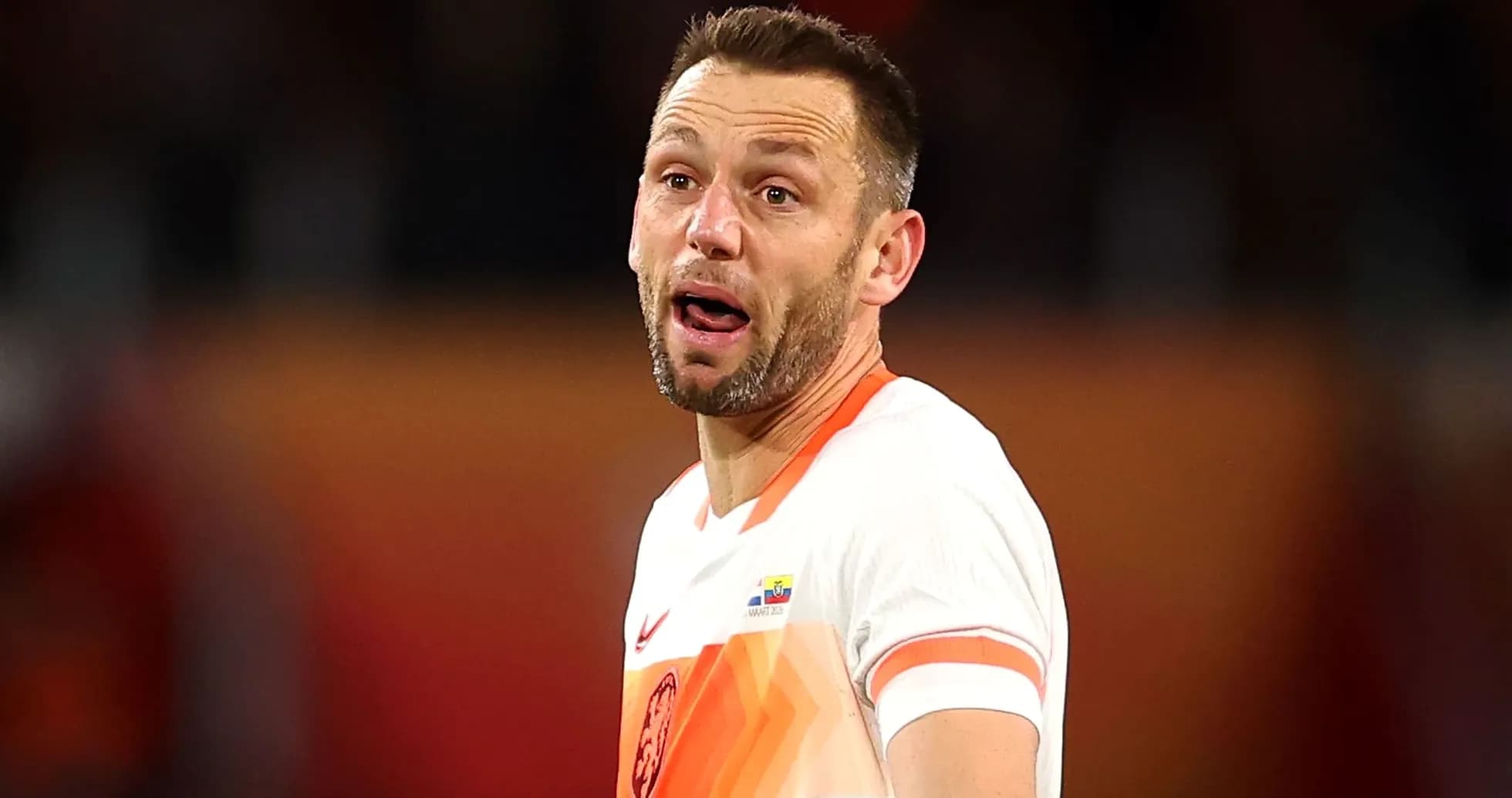 Jugador de fútbol en acción durante un partido