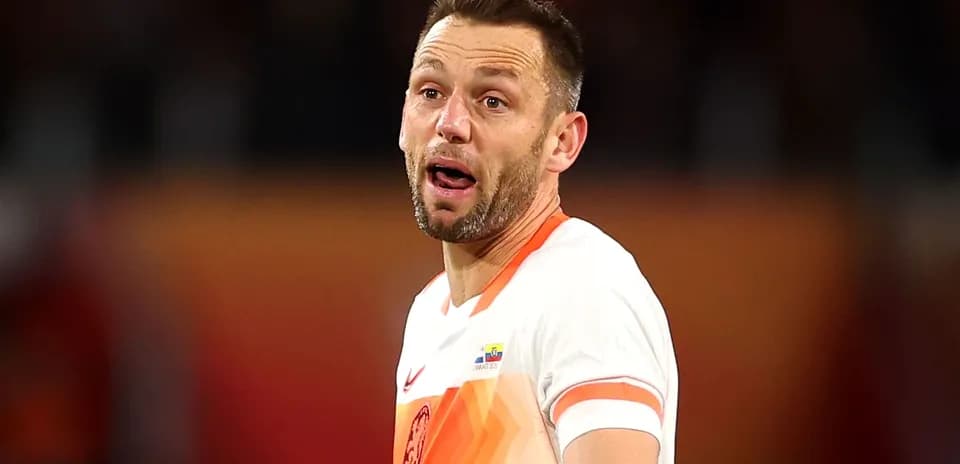 Jugador de fútbol en acción durante un partido