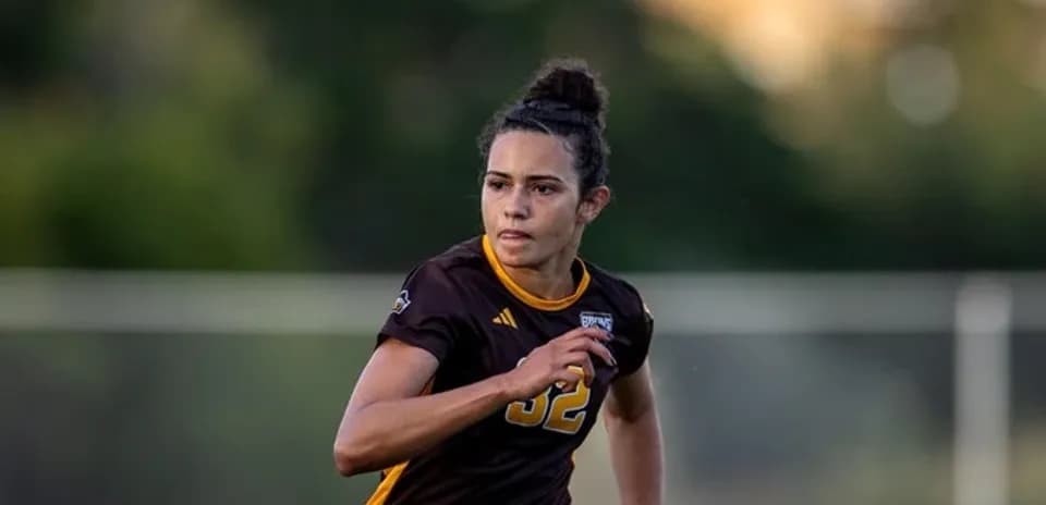 Jugadora corriendo en el campo de fútbol