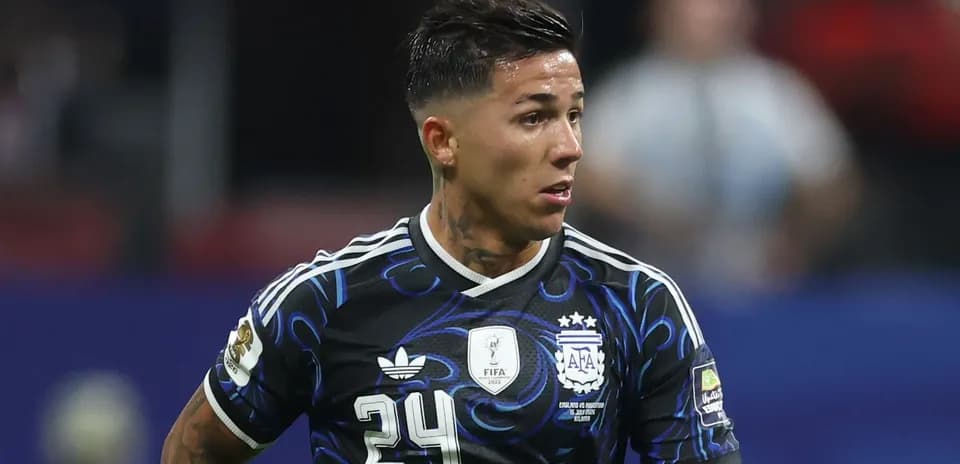 Jugador de Argentina con camiseta negra en partido
