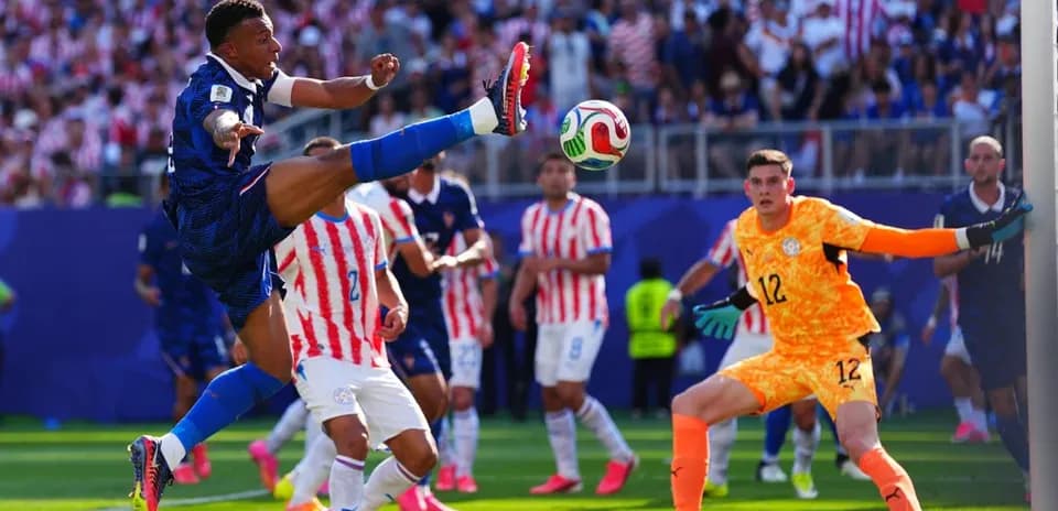 Jugador disparando a portería durante un partido