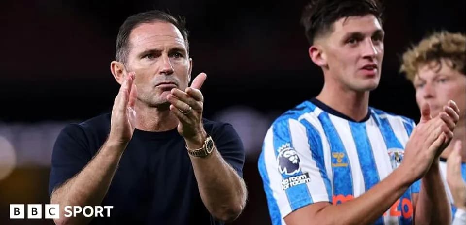 Entrenador aplaudiendo junto a jugadores tras partido