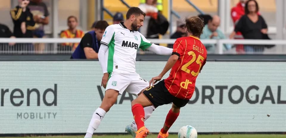 Jugador de Sassuolo enfrentando a Lecce en acción