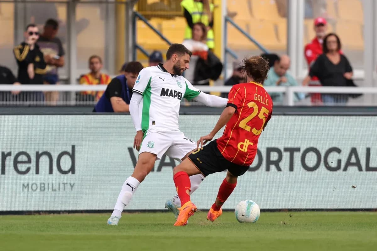 Jugador de Sassuolo enfrentando a Lecce en acción