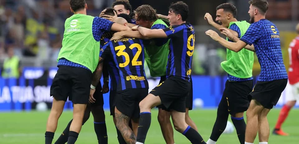 Jugadores de Inter celebrando un gol juntos