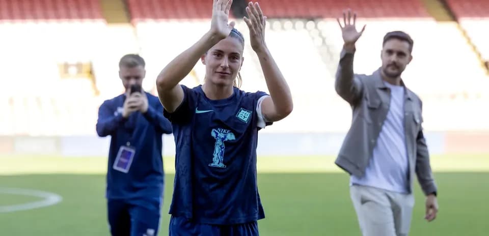 Jugadora aplaudiendo en el campo tras el partido