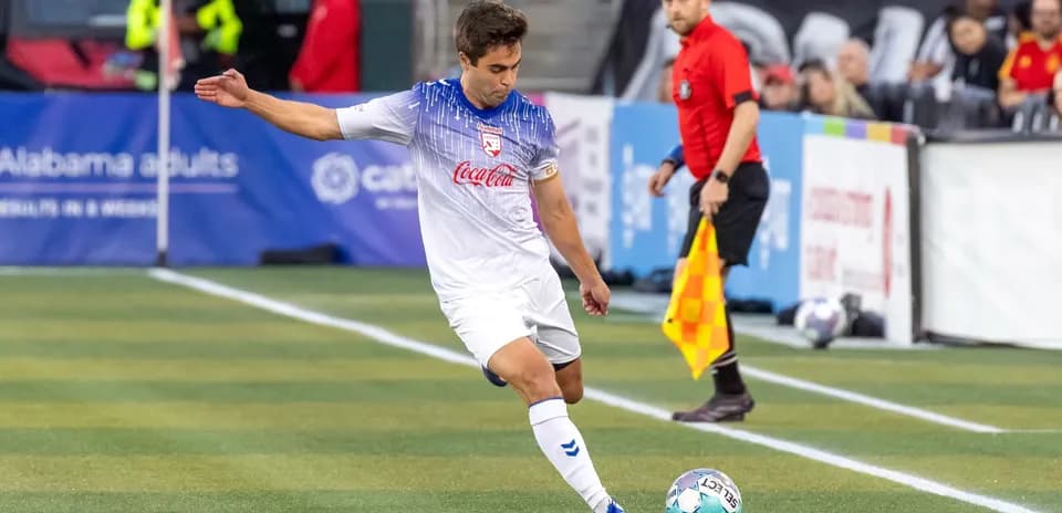 Jugador ejecutando un tiro de esquina