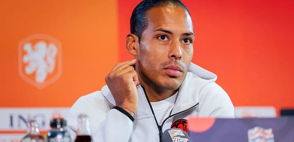 Jugador en conferencia de prensa con fondo naranja