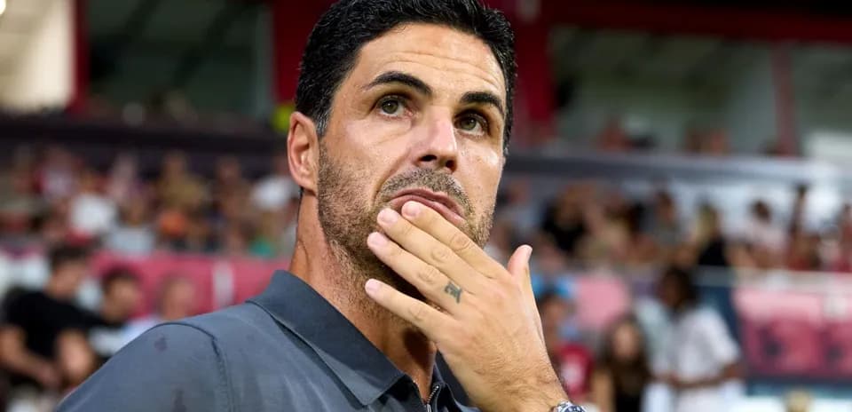 Entrenador observando el partido desde la línea lateral