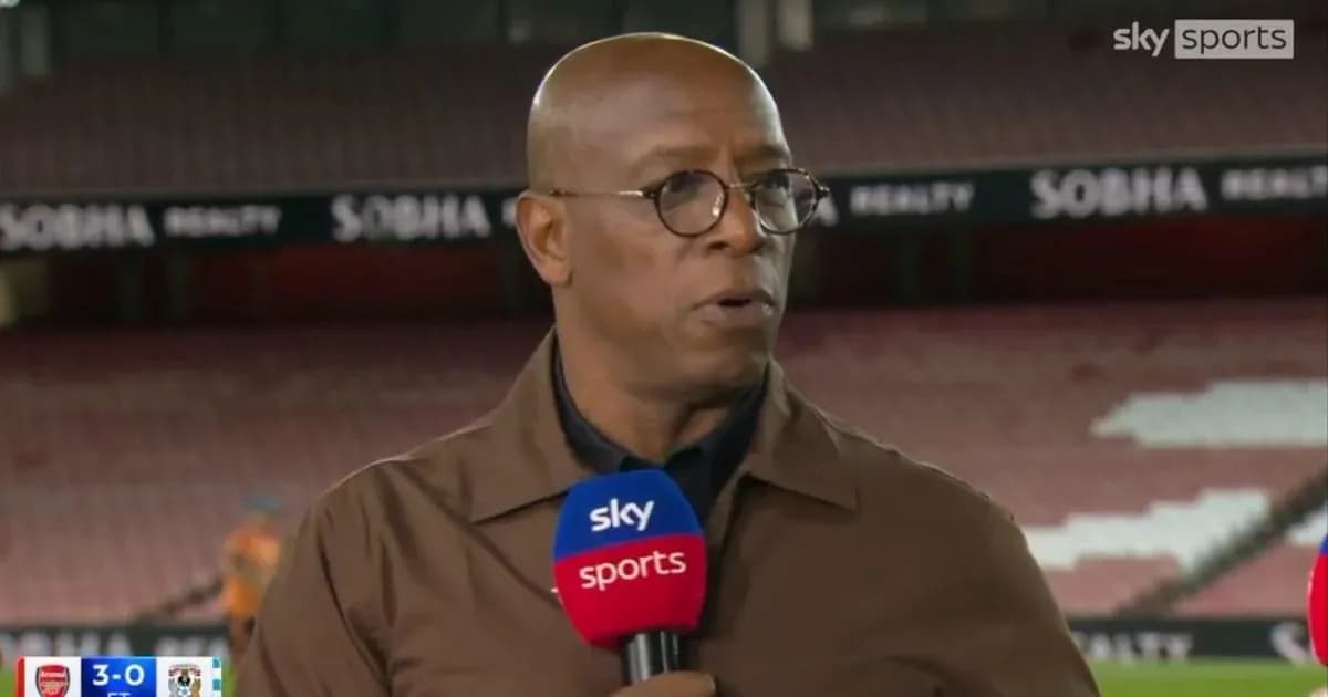 Analista hablando en el estadio durante el partido