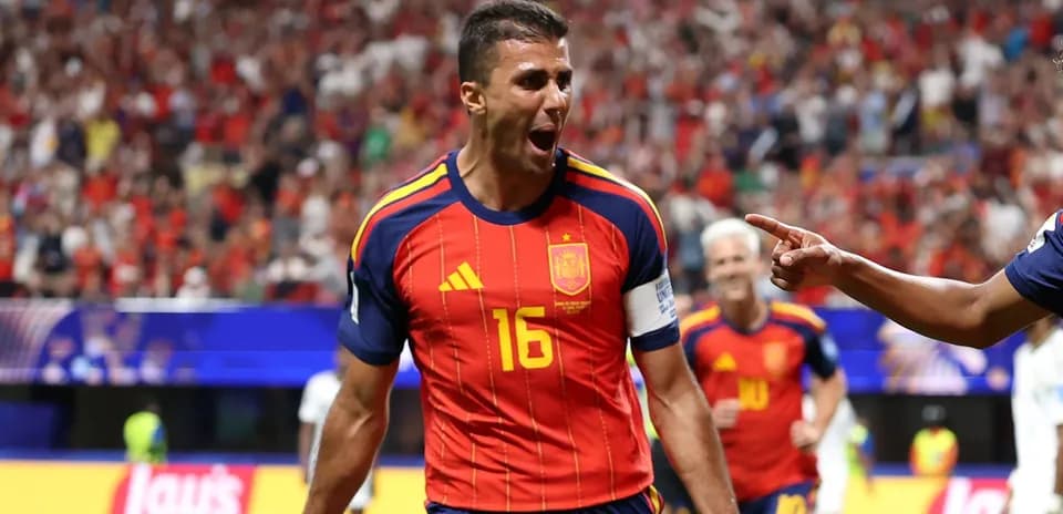 Jugador celebrando gol en partido de España