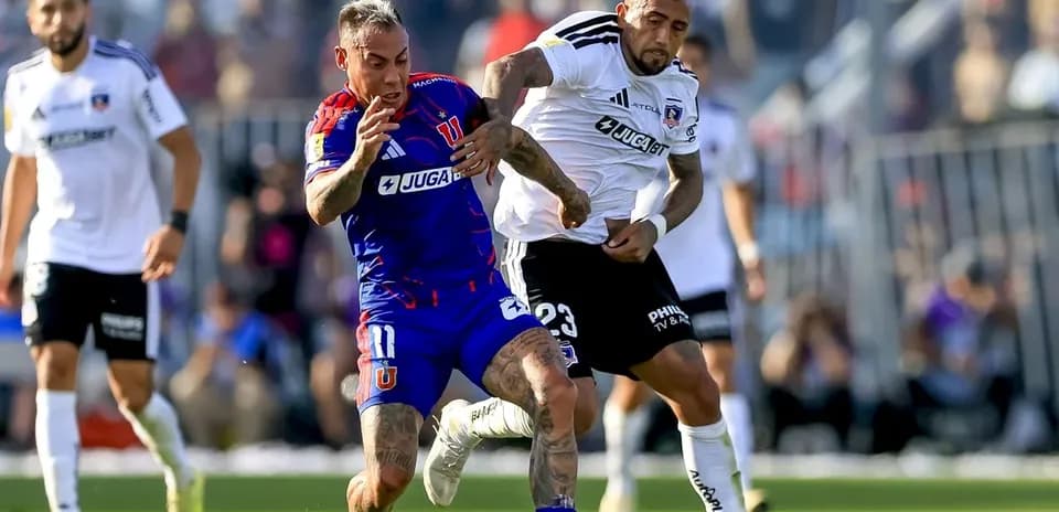 Jugadores de Universidad de Chile y Colo Colo en acción