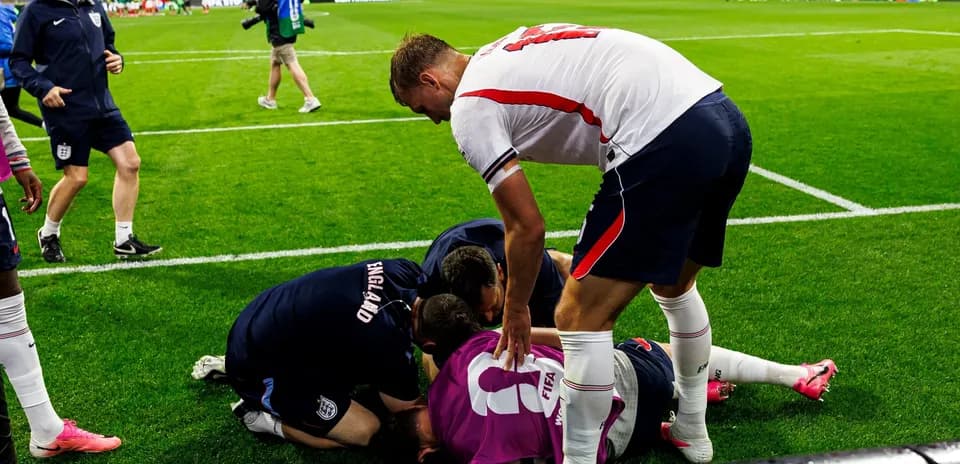 Jugadores de Inglaterra atendiendo a un compañero caído