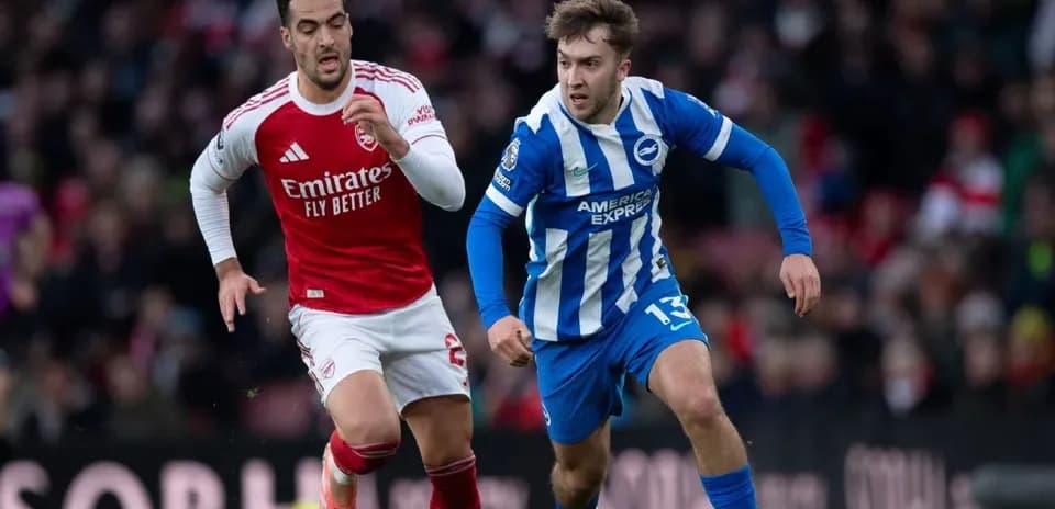 Jugadores de Arsenal y Brighton compitiendo por el balón
