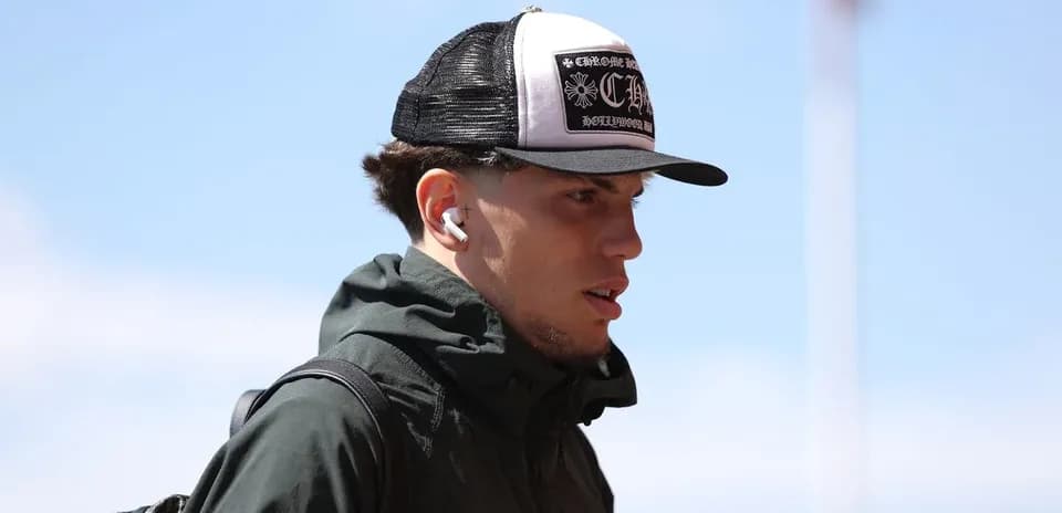 Jugador llegando con auriculares y gorra de béisbol