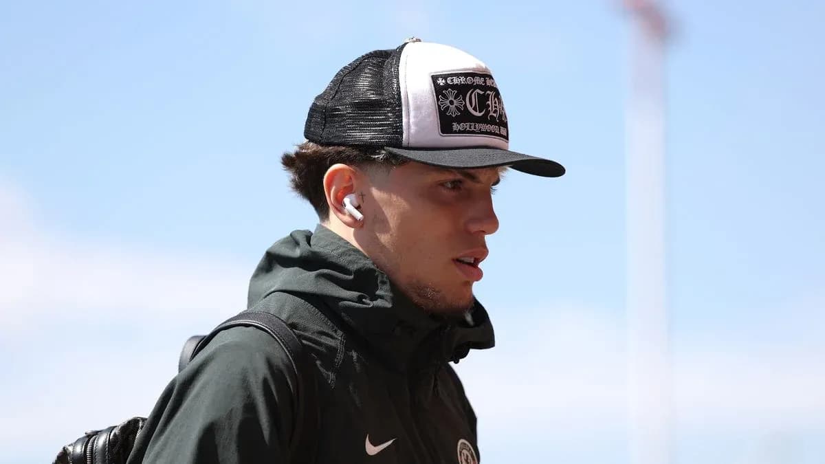 Jugador llegando con auriculares y gorra de béisbol