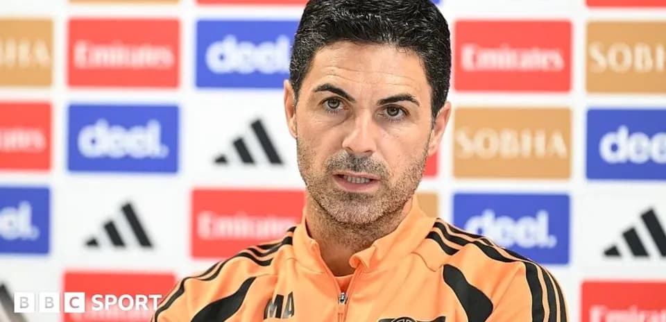 Entrenador hablando en rueda de prensa