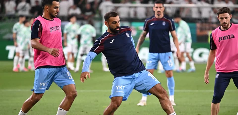 Jugadores de fútbol calentando en el campo