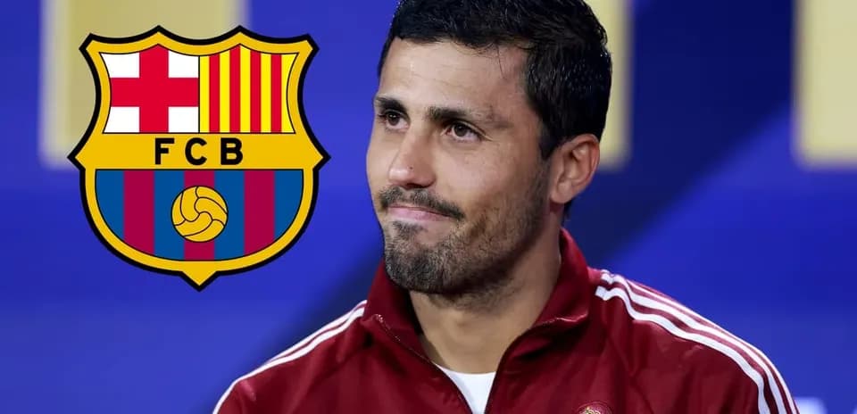 Jugador durante conferencia de prensa con logo del Barça