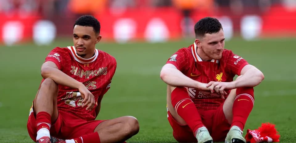Jugadores de Liverpool sentados en el campo después del partido