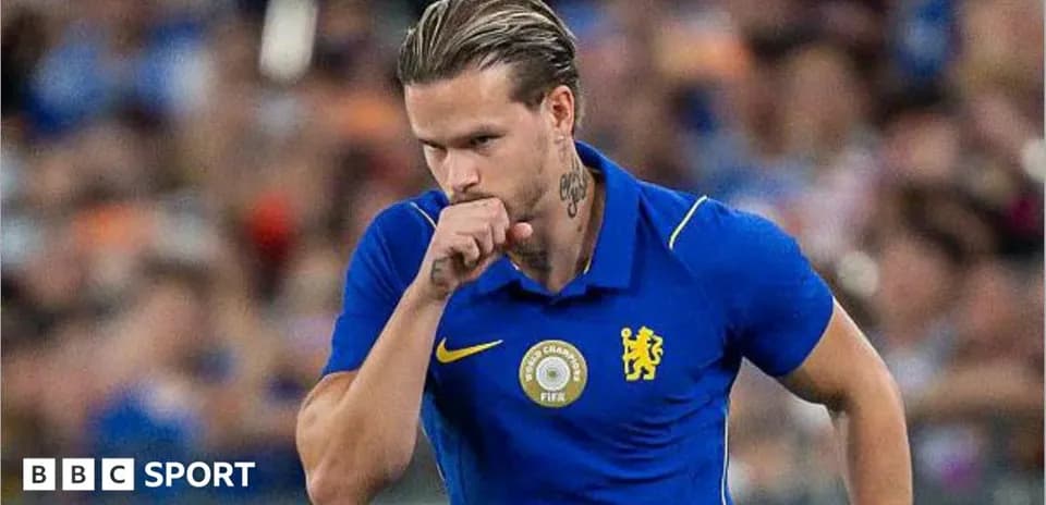 Jugador de Chelsea con camiseta azul durante partido