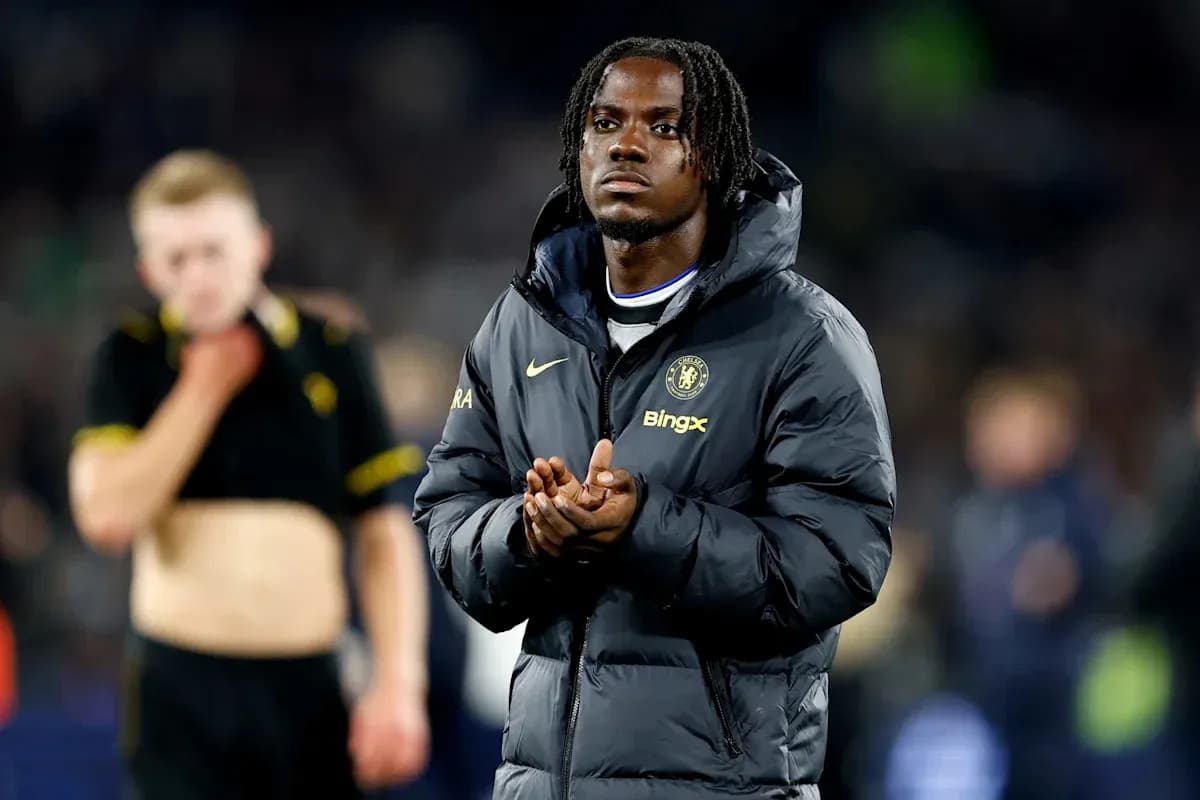 Jugador de Chelsea aplaudiendo en el campo