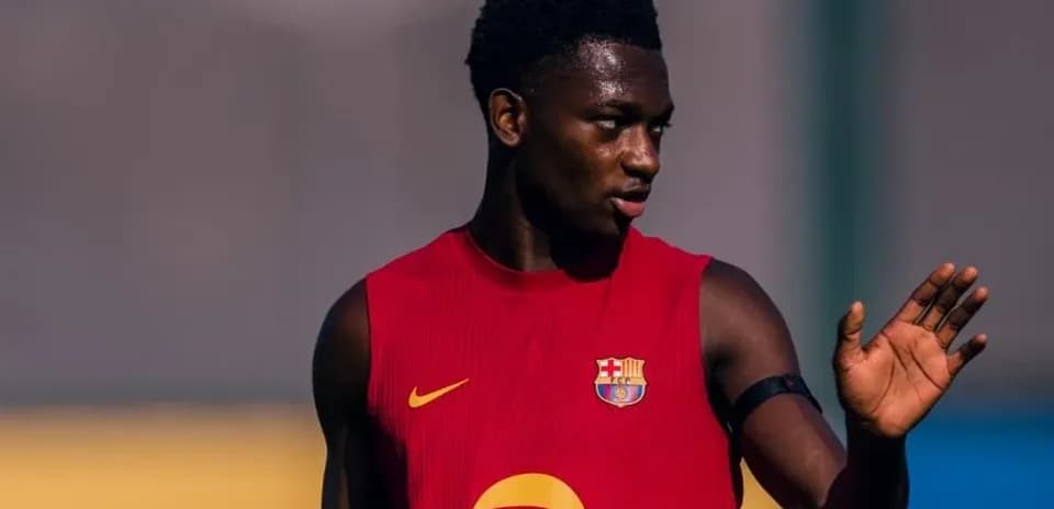 Jugador de Barça entrenando en camiseta roja