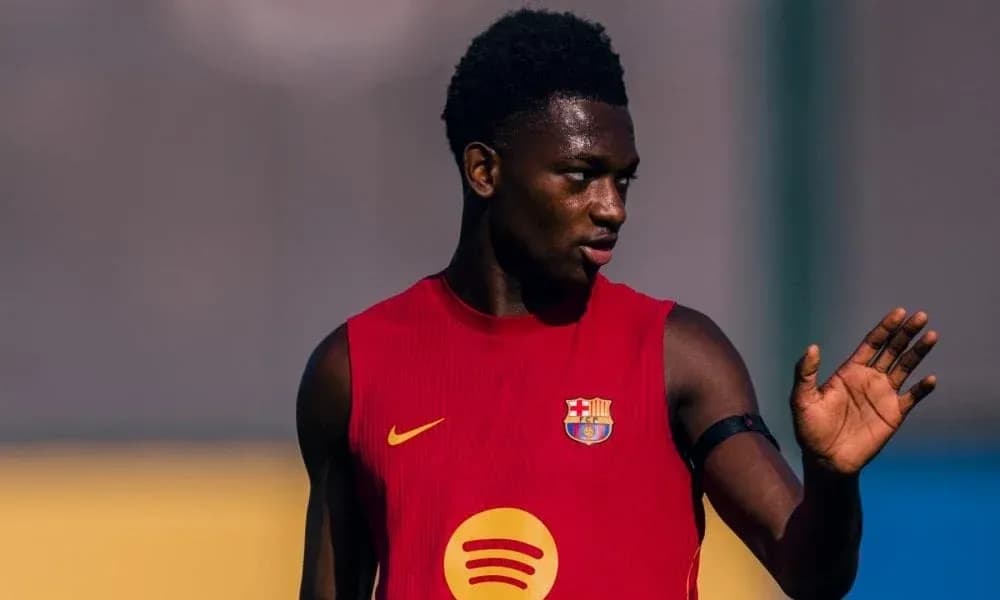 Jugador de Barça entrenando en camiseta roja