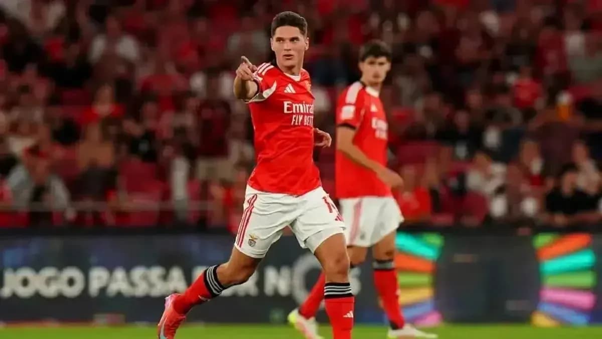 Jugador de Benfica celebrando en el estadio