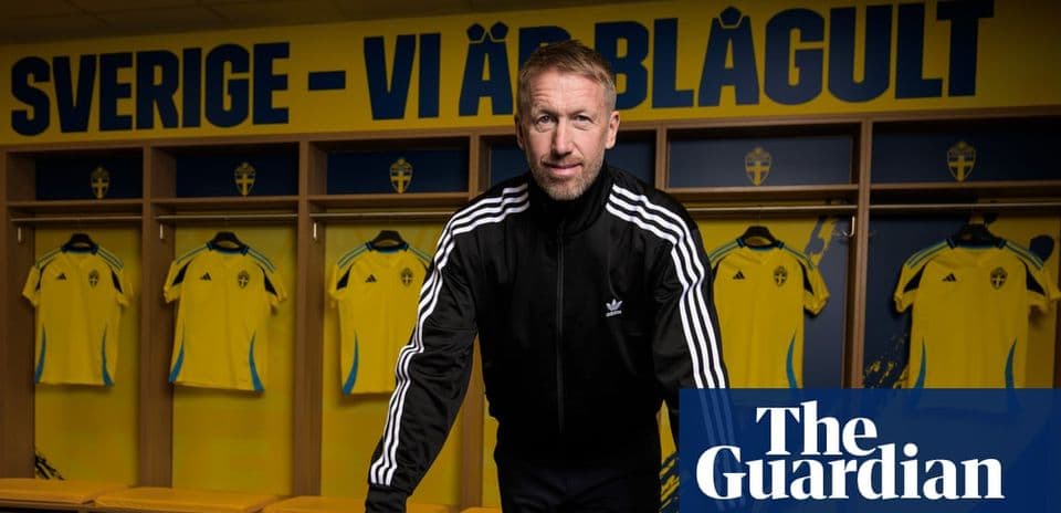 Entrenador en vestuario con camisetas amarillas de Suecia
