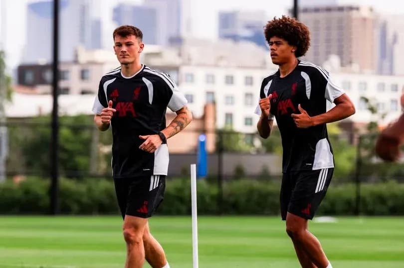 Jugadores de Liverpool corriendo en el entrenamiento