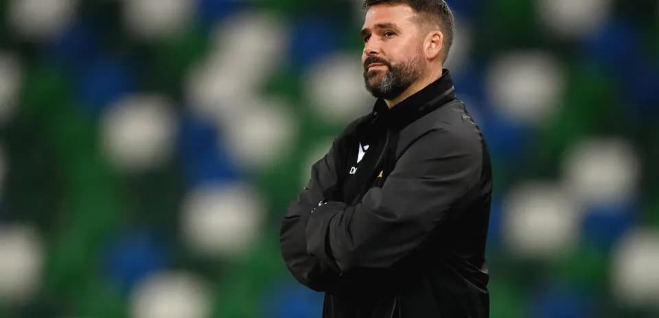 Entrenador observando el partido desde la banda