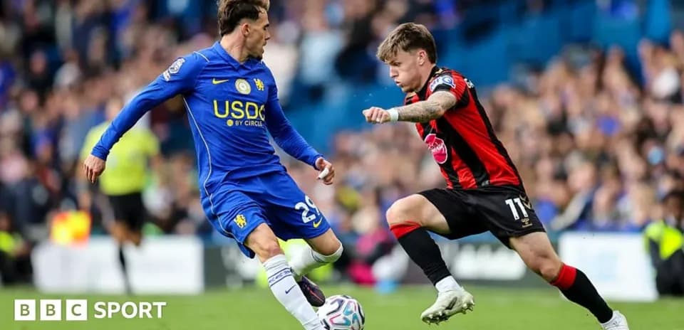 Jugador de Chelsea driblando a oponente de Bournemouth