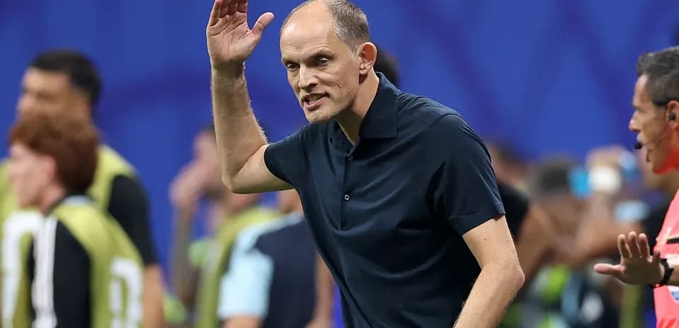 Entrenador gesticulando en la línea de banda