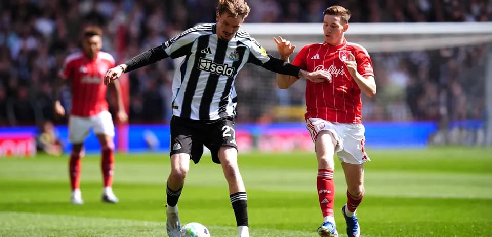 Jugador del Newcastle enfrentando a rival de Nottingham