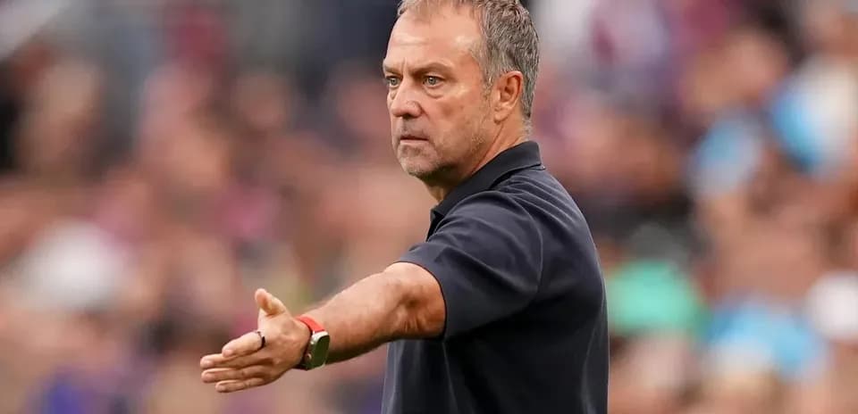 Entrenador dirigiendo al equipo desde la banda