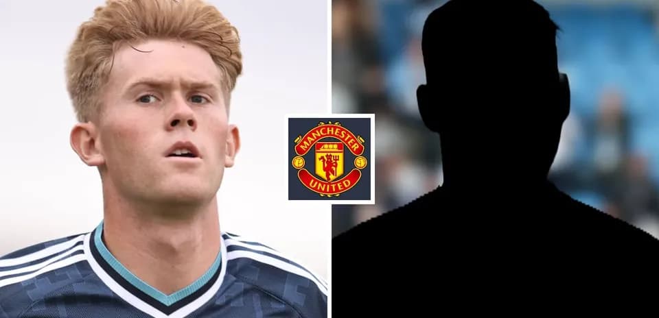Jugador de Manchester United en uniforme mirando hacia adelante