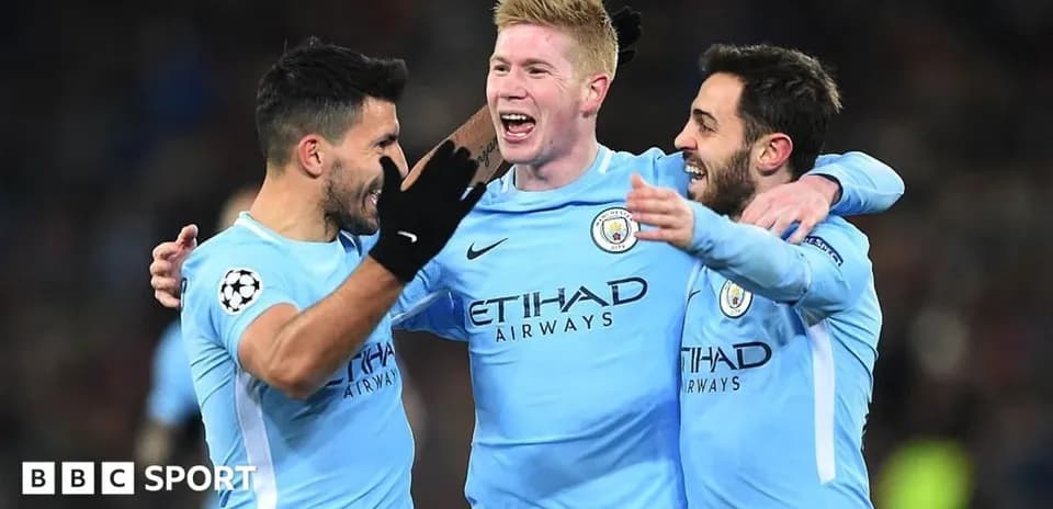 Jugadores de Manchester City celebrando un gol