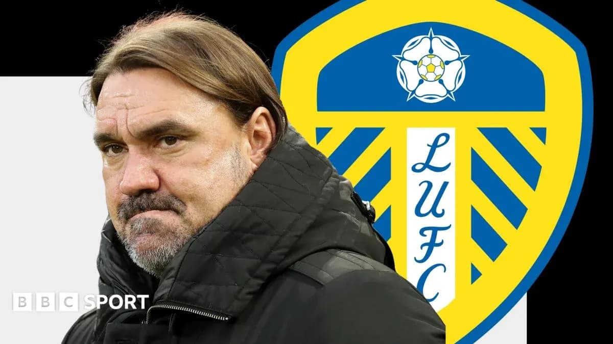 Entrenador frente al escudo de Leeds United