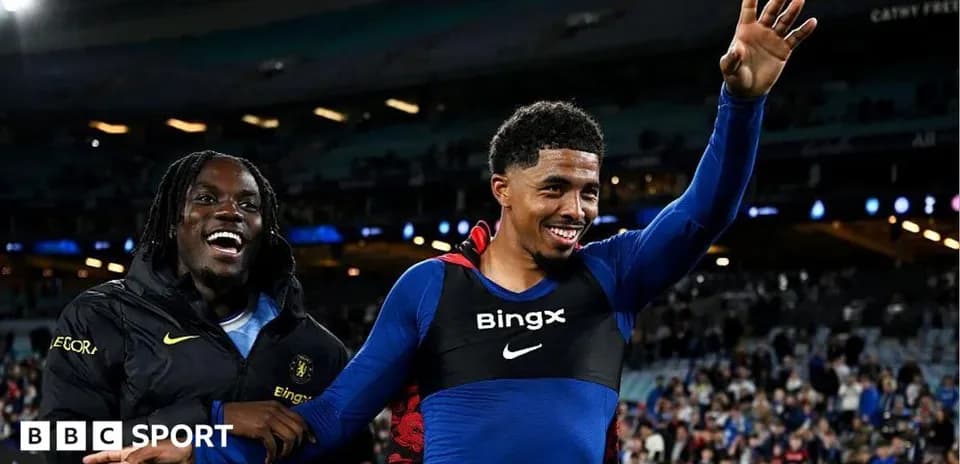 Jugadores celebrando en el campo después del partido