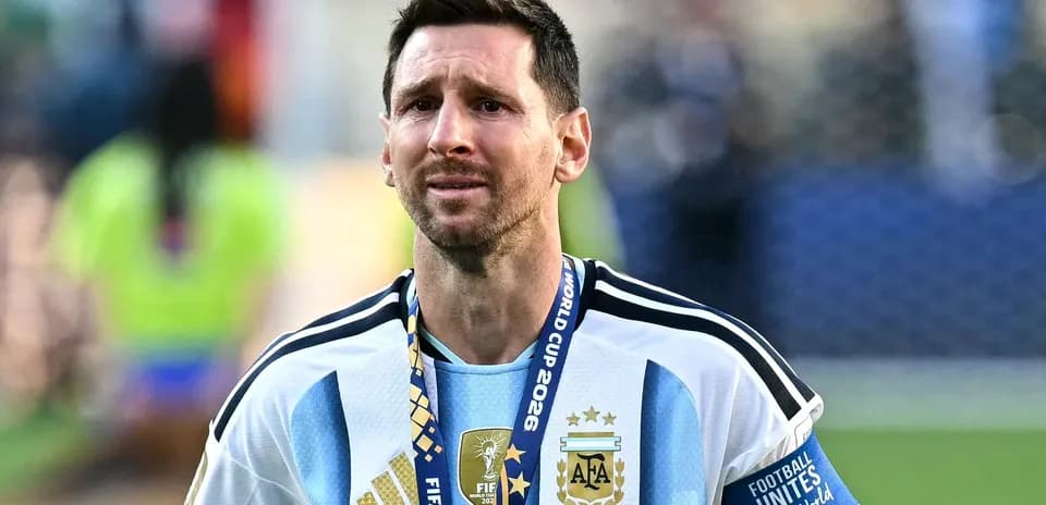 Lionel Messi con medalla después del partido